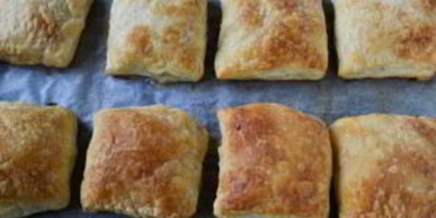 быстрые пирожки с цыпленком и помидорами