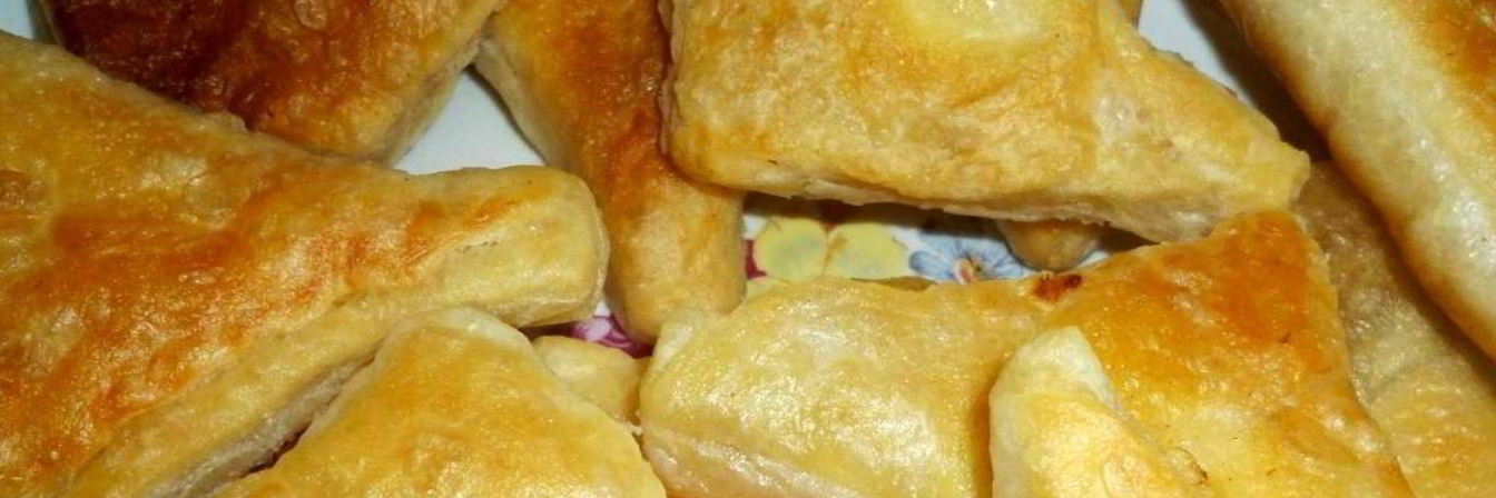 Пирожки из слоеного теста на сковороде
