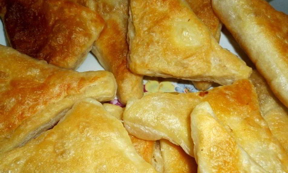 Рецепт пирожков из слоеного теста на сковороде