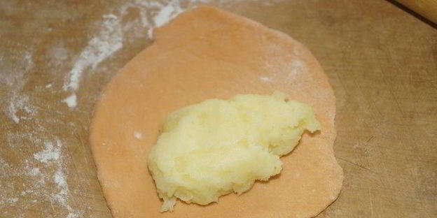 пирожки из томатного теста