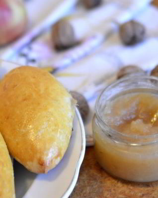 Пирожки с яблочным повидлом