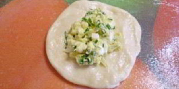 пирожки с яйцом и зеленью