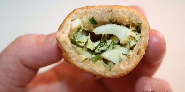 пирожки с зеленым луком, сыром и яйцом