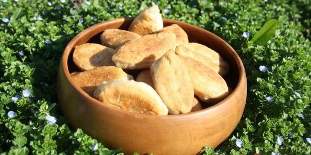 пирожки с зеленым луком, сыром и яйцом