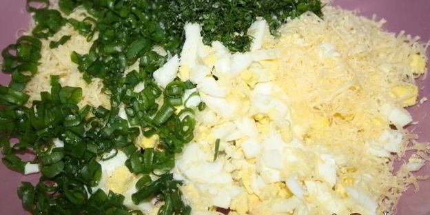 пирожки с зеленым луком, сыром и яйцом