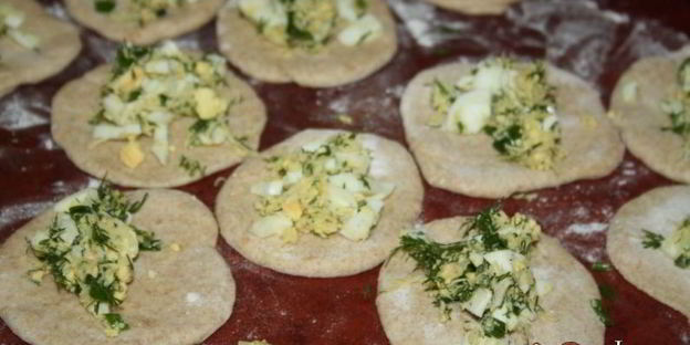пирожки с зеленым луком, сыром и яйцом