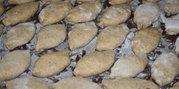 пирожки с зеленым луком, сыром и яйцом