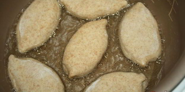 пирожки с зеленым луком, сыром и яйцом