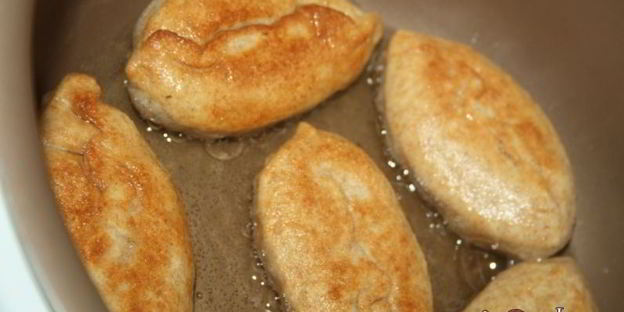 пирожки с зеленым луком, сыром и яйцом