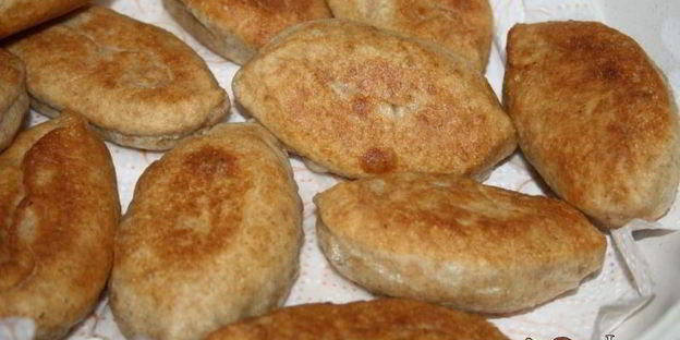 пирожки с зеленым луком, сыром и яйцом