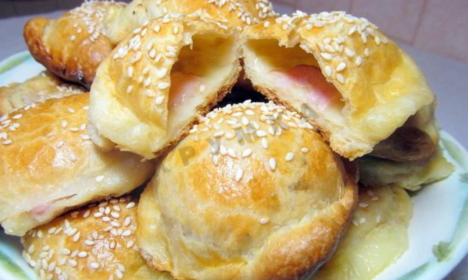 Рецепт пирожков слоеных конвертики с сыром и ветчиной