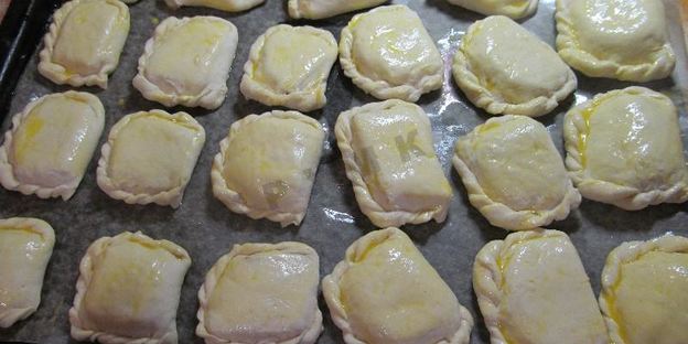 пирожки слоеные конвертики с сыром и ветчиной