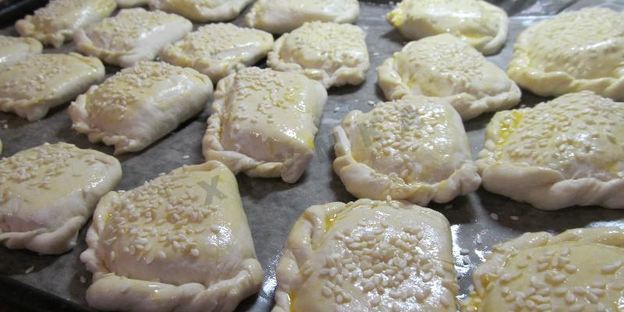 пирожки слоеные конвертики с сыром и ветчиной