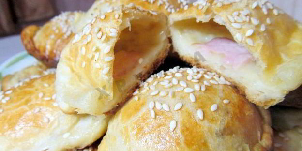 пирожки слоеные конвертики с сыром и ветчиной