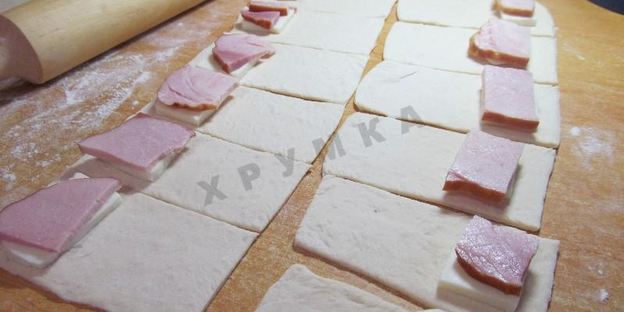 пирожки слоеные конвертики с сыром и ветчиной