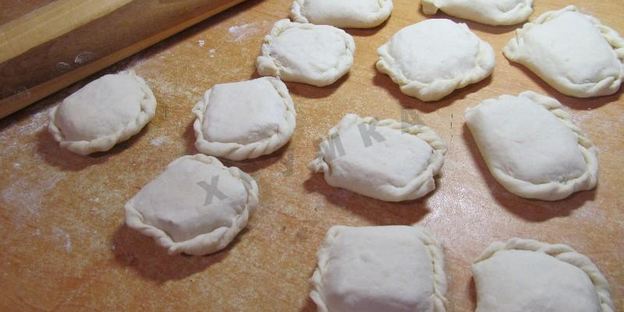 пирожки слоеные конвертики с сыром и ветчиной