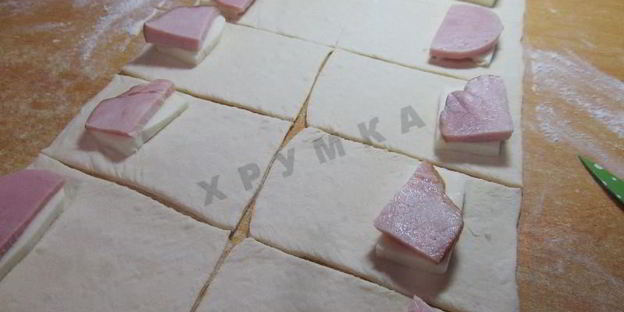 пирожки слоеные конвертики с сыром и ветчиной