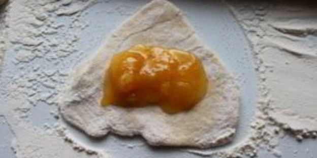 пирожки со сливой из дрожжевого теста