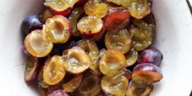 пирожки со сливой из дрожжевого теста