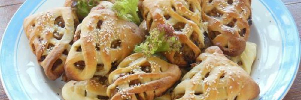 Плетеные пирожки из творожного теста