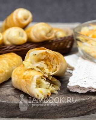 Постные слоеные пирожки с квашеной капустой
