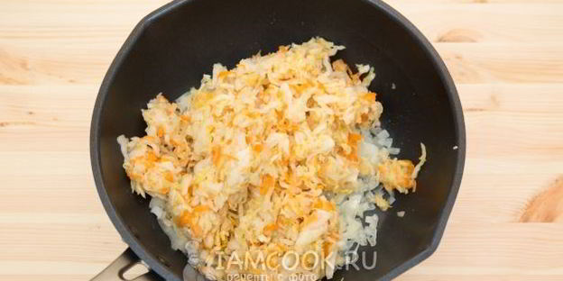 постные слоеные пирожки с квашеной капустой