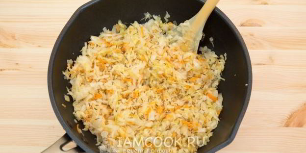 постные слоеные пирожки с квашеной капустой