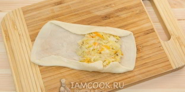 постные слоеные пирожки с квашеной капустой