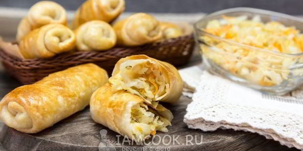 постные слоеные пирожки с квашеной капустой