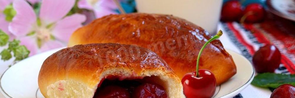 Сдобные пирожки с вишней