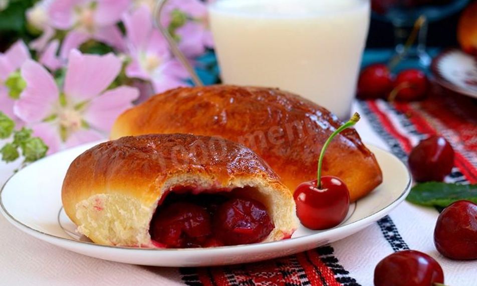 Рецепт сдобных пирожков с вишней