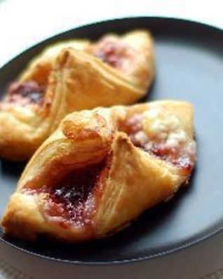 Слоеные пирожки с творогом и малиновым вареньем