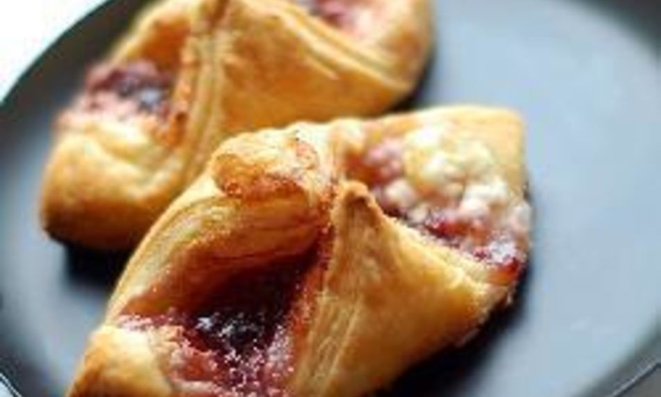Рецепт слоеных пирожков с творогом и малиновым вареньем