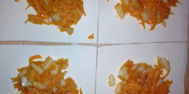 слоеные пирожки с тыквой и репчатым луком