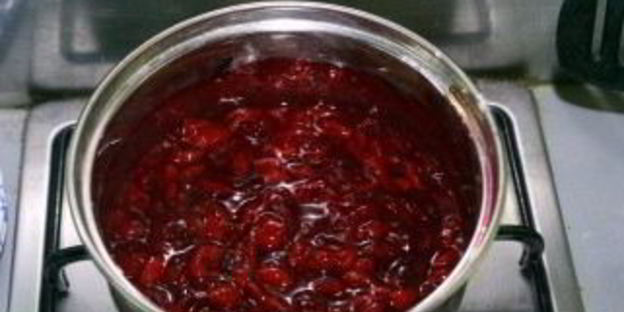 слоеные пирожки с вишней