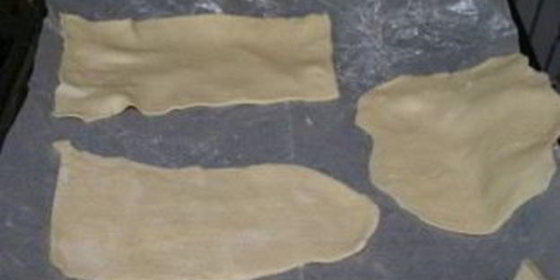 слоеные пирожки с вишней