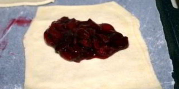 слоеные пирожки с вишней