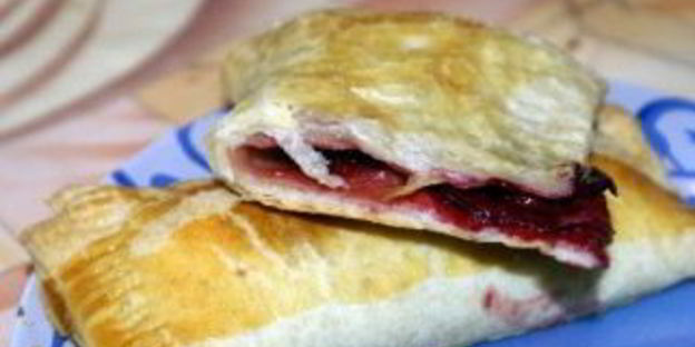 слоеные пирожки с вишней