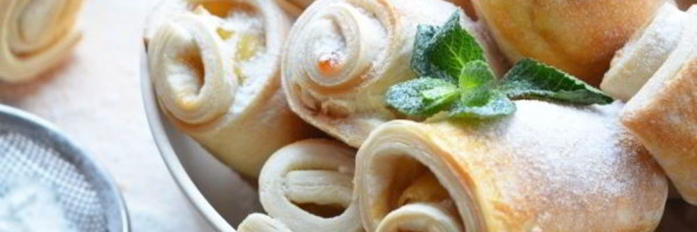 Слоеные пирожки с яблоком