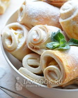 Слоеные пирожки с яблоком