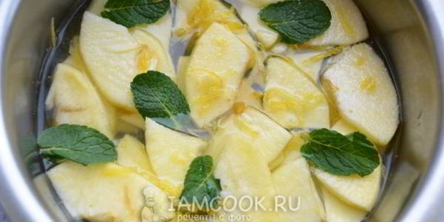 слоеные пирожки с яблоком