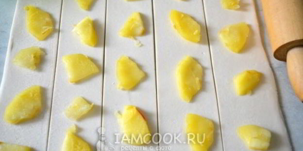 слоеные пирожки с яблоком