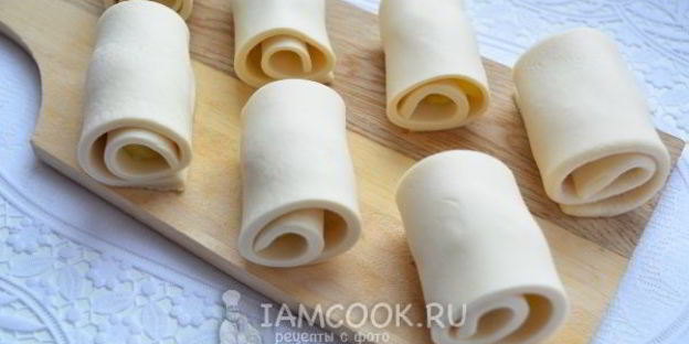 слоеные пирожки с яблоком