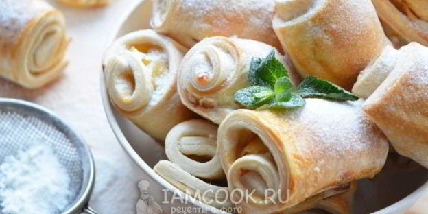 слоеные пирожки с яблоком