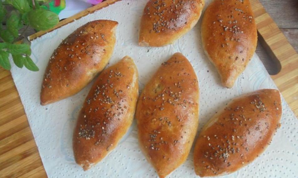 Рецепт цельнозерновых пирожков со снытью, морской капустой и яйцом