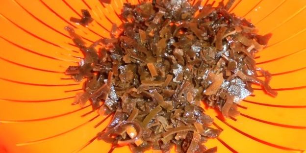 цельнозерновые пирожки со снытью, морской капустой и яйцом