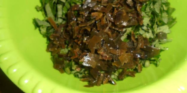 цельнозерновые пирожки со снытью, морской капустой и яйцом