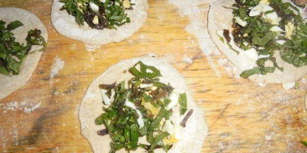 цельнозерновые пирожки со снытью, морской капустой и яйцом