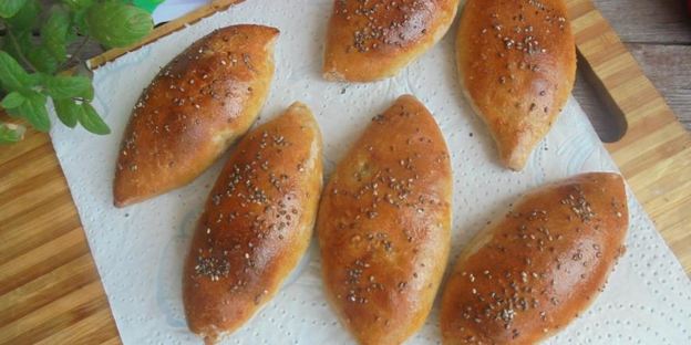 цельнозерновые пирожки со снытью, морской капустой и яйцом