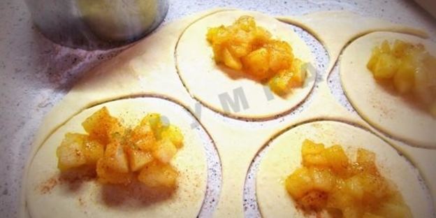 творожные пирожки в духовке с яблоком и корицей